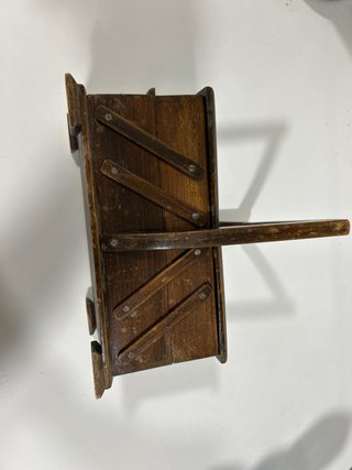 Costurero de madera antiguo