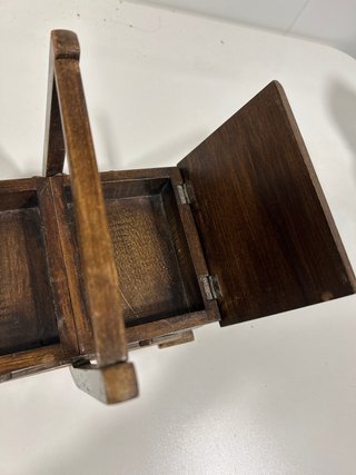 Costurero de madera antiguo