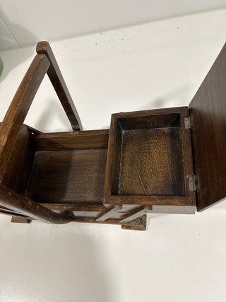 Costurero de madera antiguo