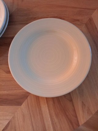 Bajo platos beige y blanco