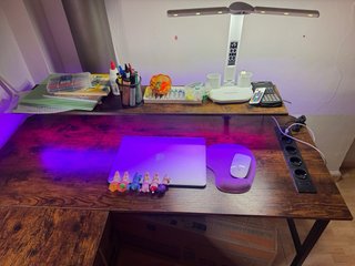 Escritorio L con enchufes y LED