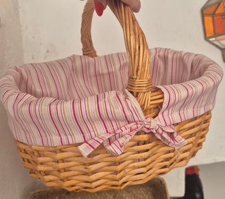 Cesta de mimbre con forro de tela