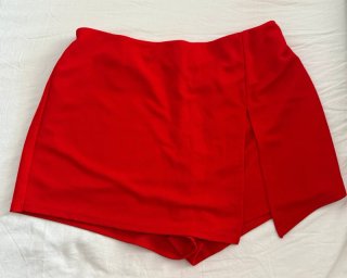 Falda pantalón roja con abertura