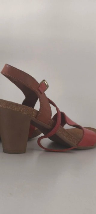 Sandalias de piel rojas y marrones Cumbia