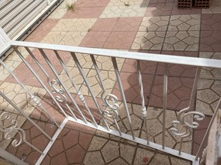 Balcón de hierro blanco