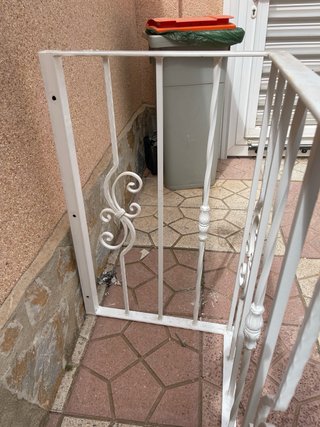 Balcón de hierro blanco
