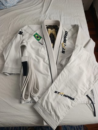 Kimono Jiu-Jitsu STARPRO Blanco con cinturón.