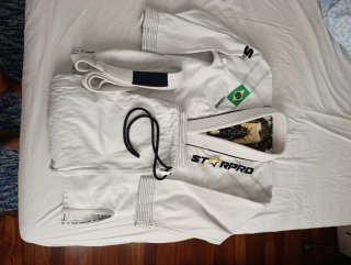 Kimono Jiu-Jitsu STARPRO Blanco con cinturón.