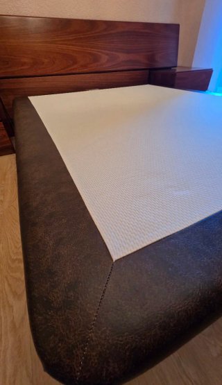 Base tapizada Relax 150×190 con 4 patas.