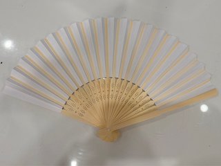 Abanico de madera blanco