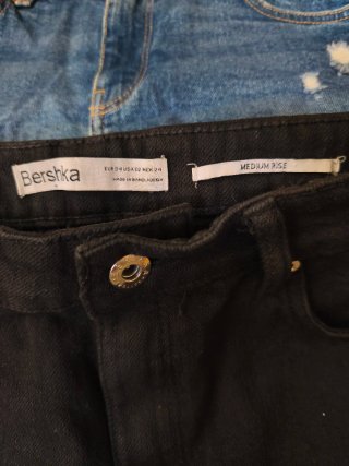 Bershka Pantalón Corto Vaquero Negro Tiro Medio