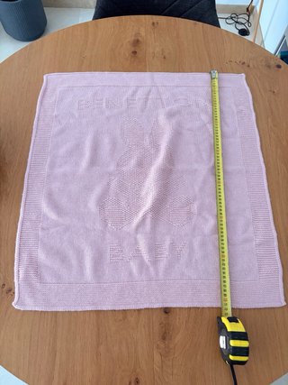 Manta bebé rosa BENETTON con diseño de conejito
