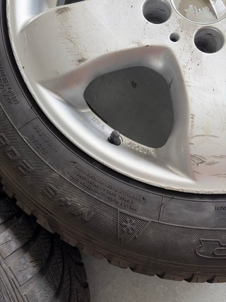 Llantas Mercedes 16 con Neumáticos Continental.