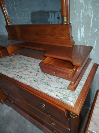 Mueble tocador antiguo con mármol y madera