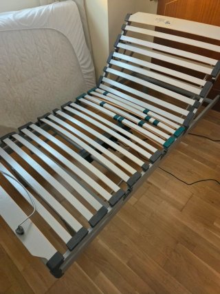 Cama articuada geriátrica asistencial marca Ergos.
