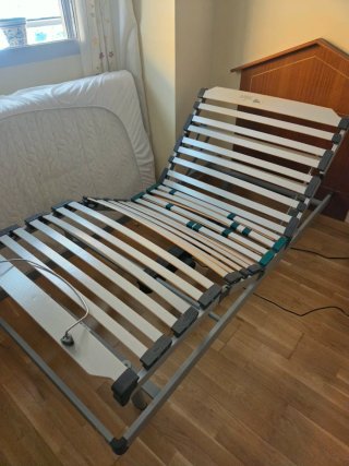 Cama articuada geriátrica asistencial marca Ergos.