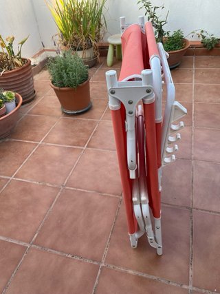 Tumbona plegable con colchoneta a rayas