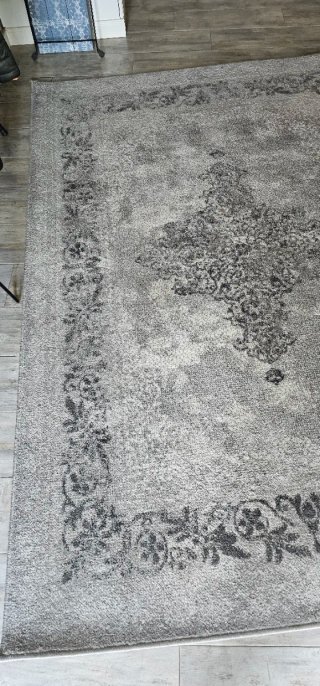 Alfombra gris con diseño floral
