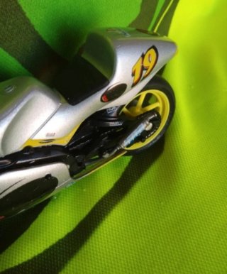 Moto a escala Yamaha Oliver Jak