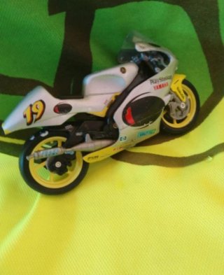 Moto a escala Yamaha Oliver Jak