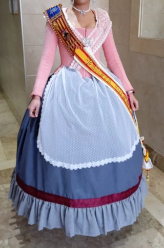 Traje de Fallera Completo: 2 Corpiños y 2 Faldas