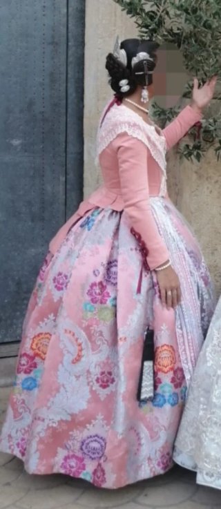 Traje de Fallera Completo: 2 Corpiños y 2 Faldas