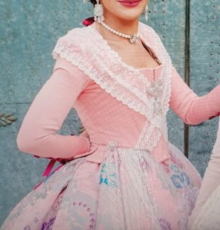 Traje de Fallera Completo: 2 Corpiños y 2 Faldas