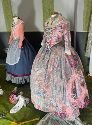 Traje de Fallera Completo: 2 Corpiños y 2 Faldas