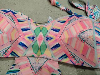 Trikini multicolor con estampado geométrico