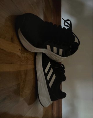Zapatillas Adidas Negras y Blancas
