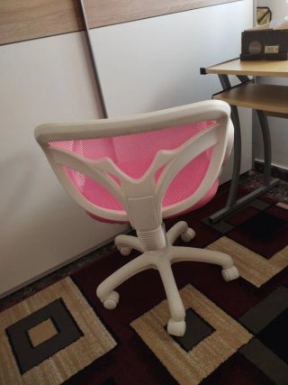 Silla giratoria rosa y blanca