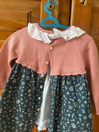 Vestido de niña floral con chaqueta rosa