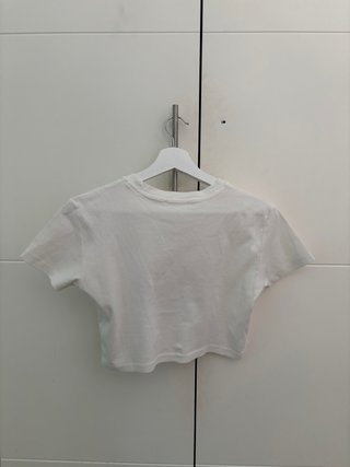 Camiseta crop blanca Wave's Call estampada