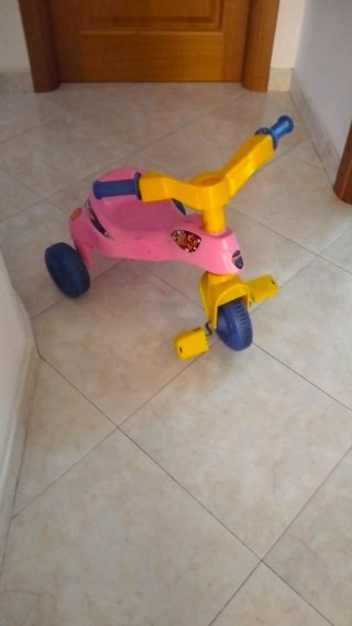 Triciclo rosa y amarillo para niña