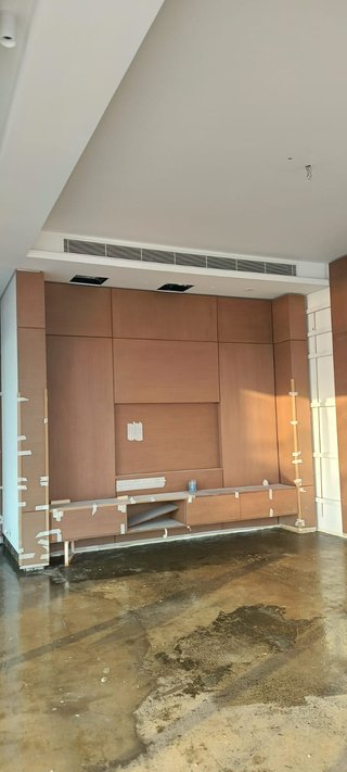 Un carpintero que instala cocinas, puertas y parqu