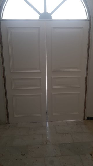 Un carpintero que instala cocinas, puertas y parqu