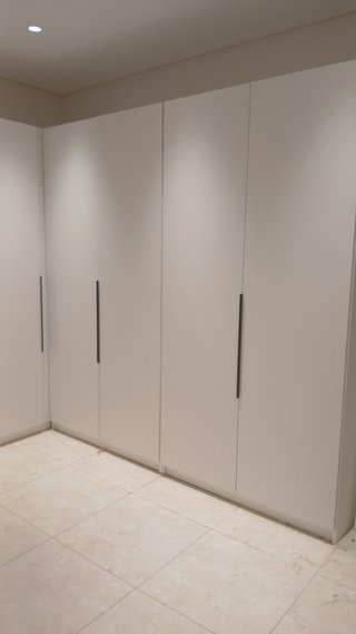 Un carpintero que instala cocinas, puertas y parqu