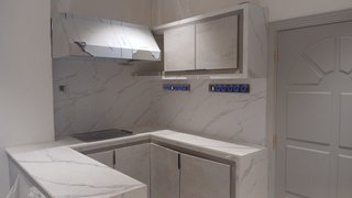 Un carpintero que instala cocinas, puertas y parqu