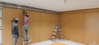 Un carpintero que instala cocinas, puertas y parqu