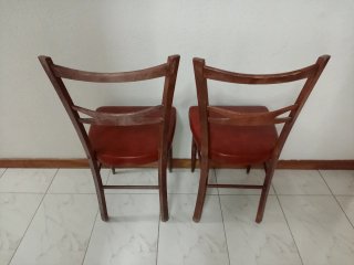 Juego de 2 sillas de madera y cuero