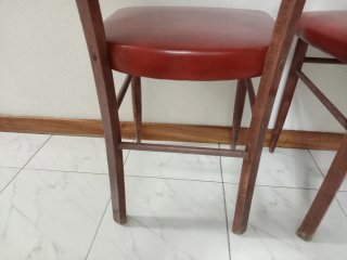 Juego de 2 sillas de madera y cuero