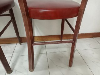 Juego de 2 sillas de madera y cuero