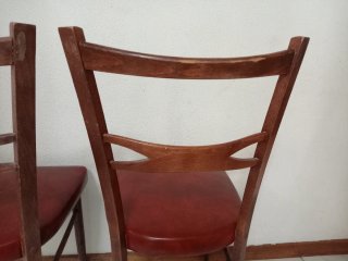Juego de 2 sillas de madera y cuero