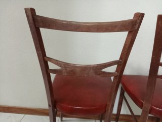 Juego de 2 sillas de madera y cuero