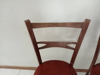 Juego de 2 sillas de madera y cuero
