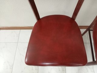Juego de 2 sillas de madera y cuero