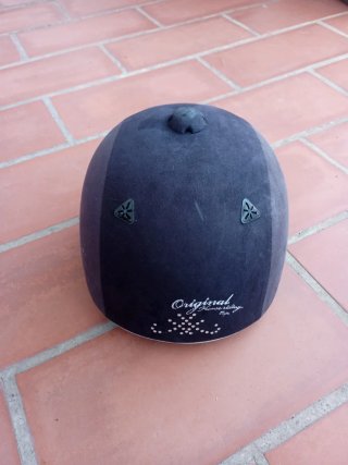 Casco de equitación negro con diamantes.