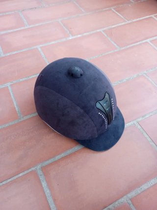 Casco de equitación negro con diamantes.