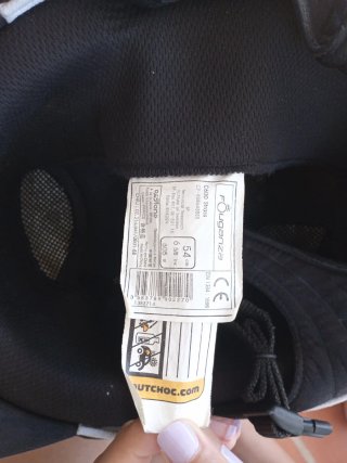 Casco de equitación negro con diamantes.