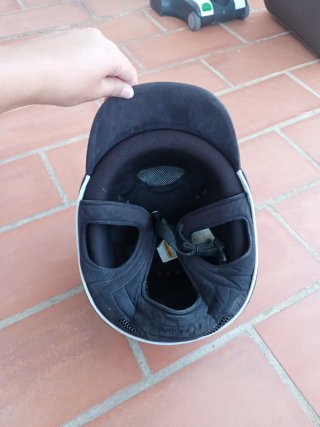 Casco de equitación negro con diamantes.